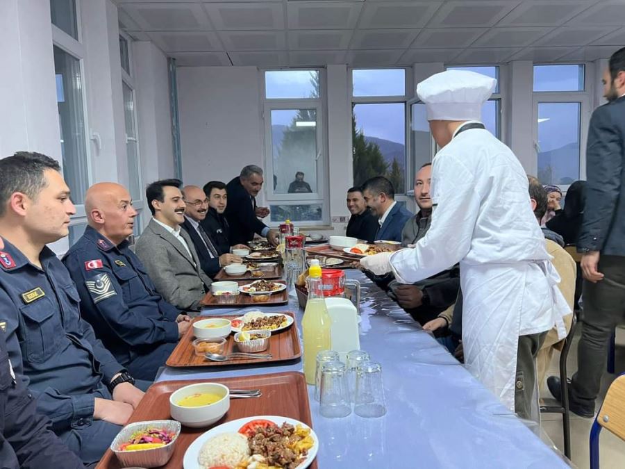 Oğuzlar’da Protokol, Pansiyonlu Öğrencilerle İftar Yaptı